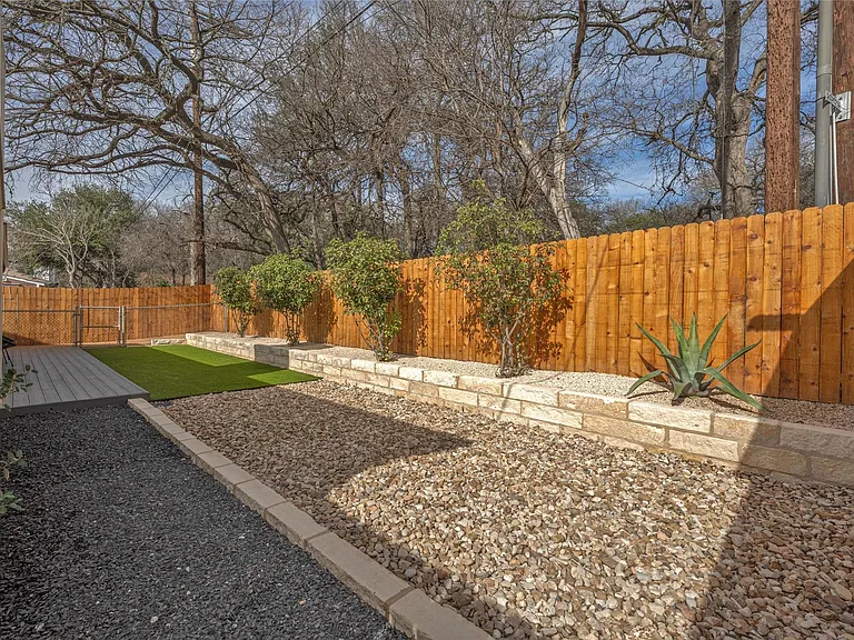 2404 Monarch Dr — Photo 25