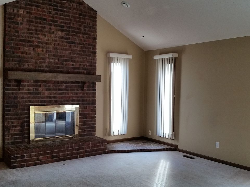 living room w vaulted ceiling