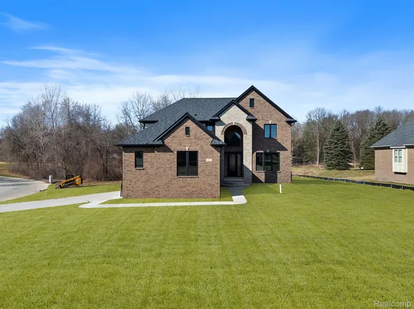 1721 Royal Birkdale Dr, Oxford, MI 48371