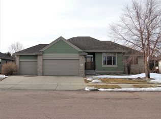 511 Applewood Dr, Yankton, SD 57078