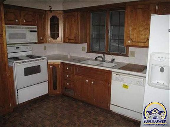 2nd image of 7843 Haskell Ave