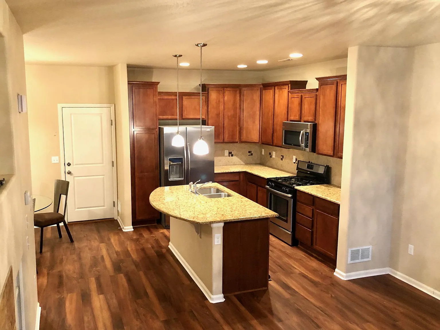 2 bed, 1577 sqft, $2,750 — Photo 4