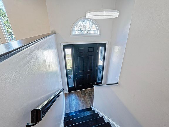 4th image of 482 Hillview St