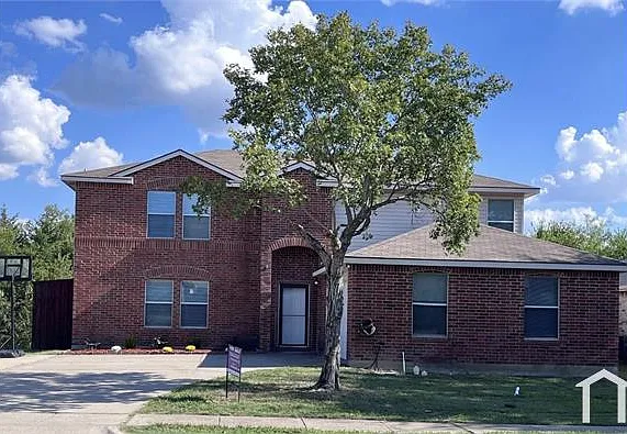 1435 Foxwood Ln — Photo 2