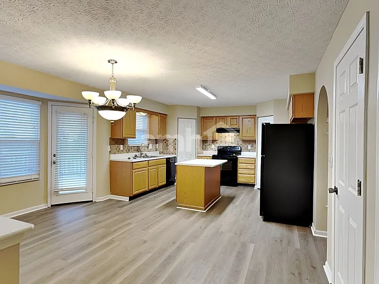 1009 Legacy Ln — Photo 4