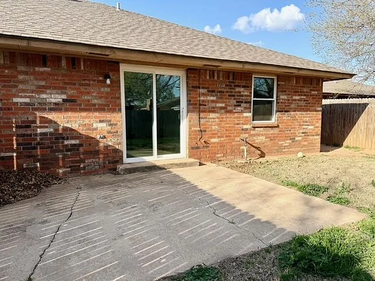 1800 Hillcrest Dr — Photo 23