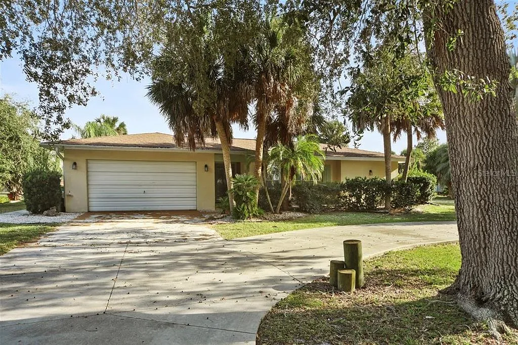 3 bed, 3.0 bath, 1817 sqft, $8,120 — Photo 1