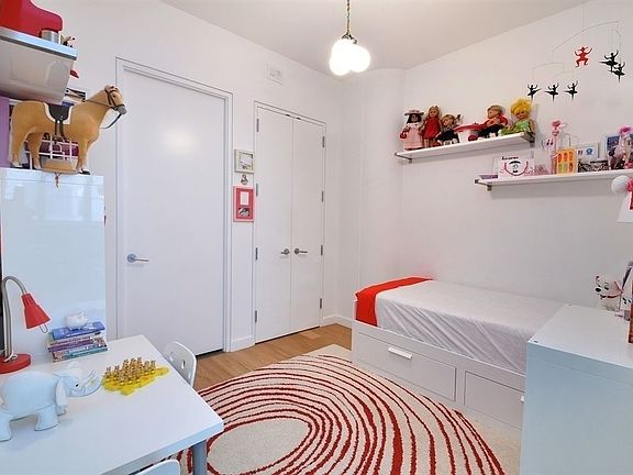 4th image of 2728 Thomson Ave Unit 325