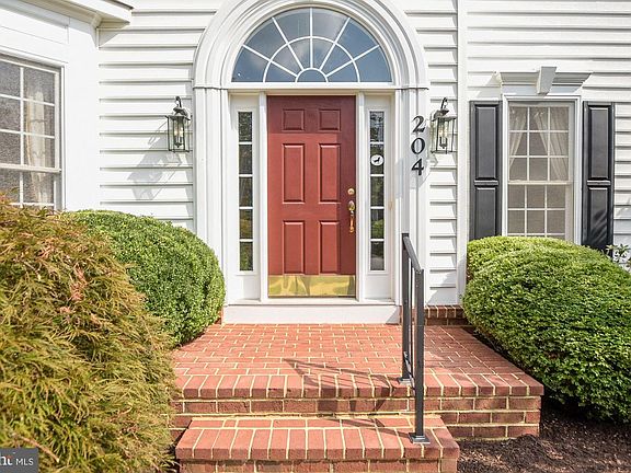 5th image of 204 Deep Trail Ln