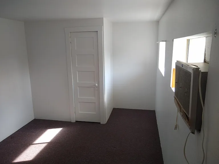 1060 Robinson St — Photo 6