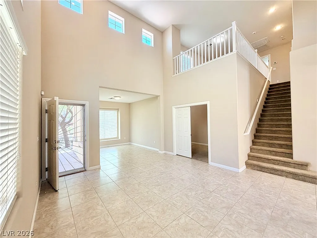 3 bed, 3.0 bath, 2406 sqft, $2,550 — Photo 4