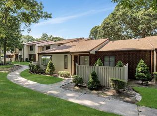 350 Clubhouse Ct, Coram, NY 11727