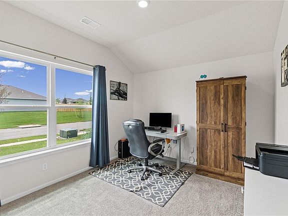 5th image of 513 SE Carson Dr