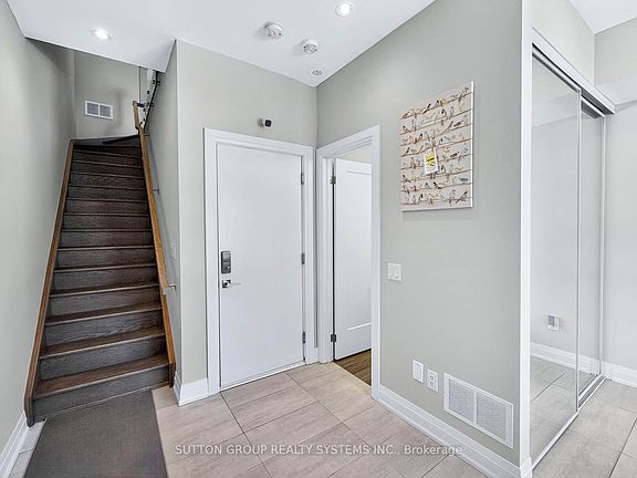 5th image of 1126A Islington Ave