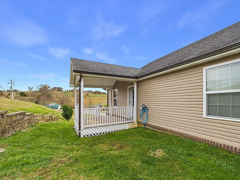 156 Stonefield Dr — Photo 3