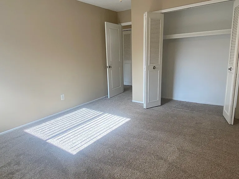 Rochester Square Apartments — Photo 26