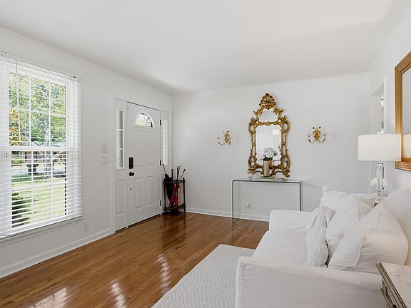 5th image of 826 Rebel Cir