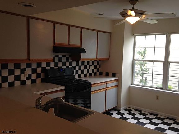 5th image of 664 E Lake Front Cir