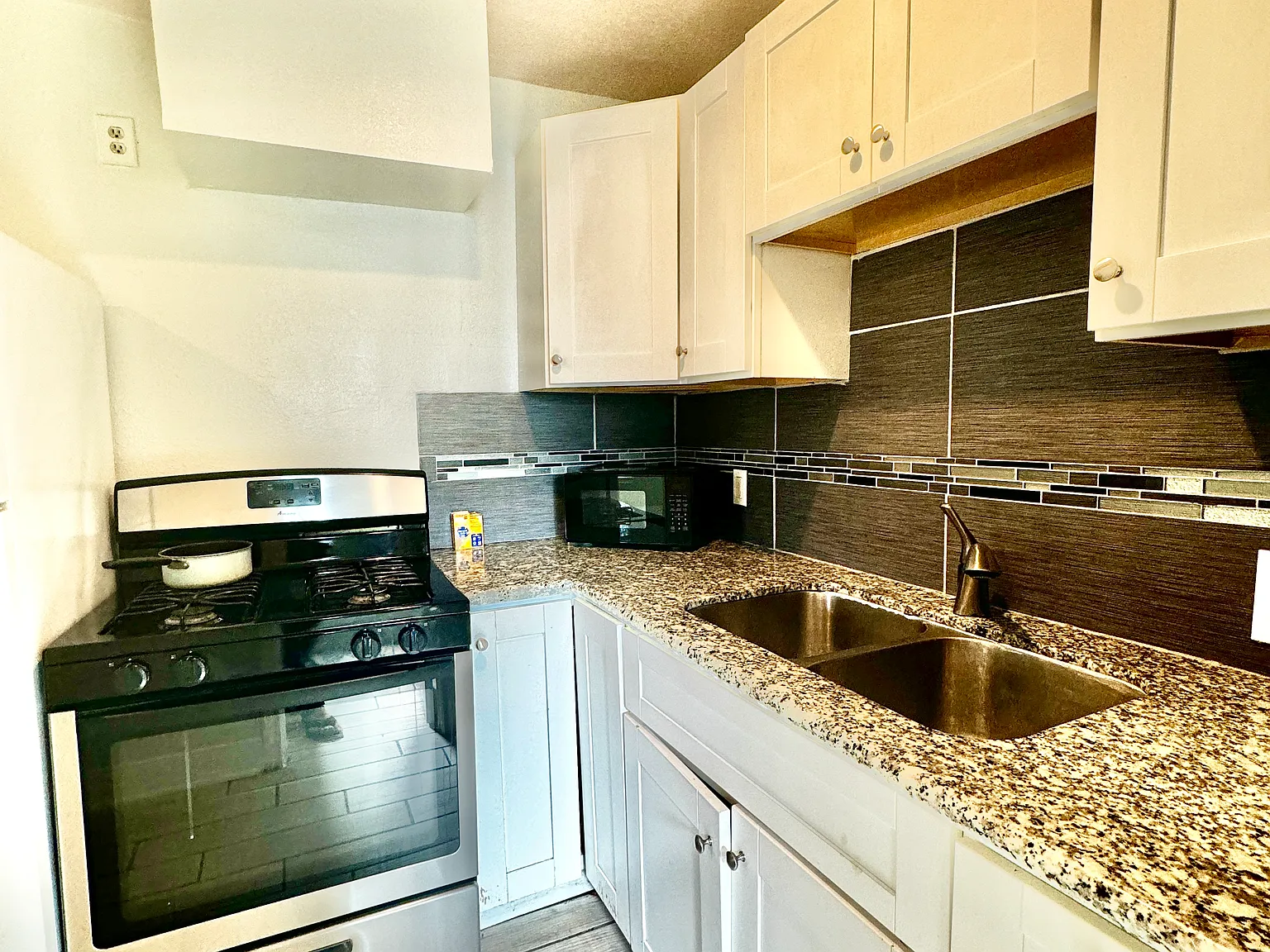 806 Kelley St — Photo 3