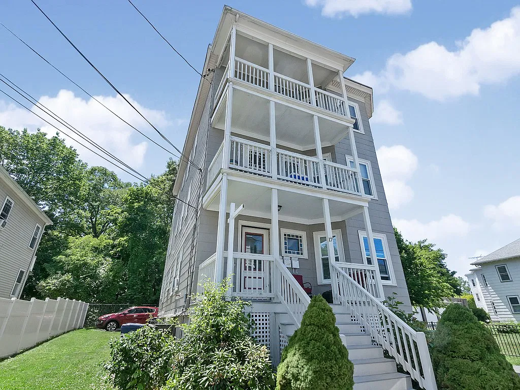 2 bed, 1055 sqft, $3,000 — Photo 1