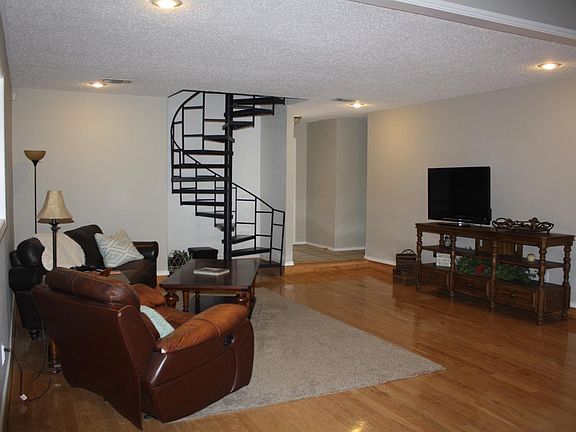 3rd image of 8603 Knoxville Ave