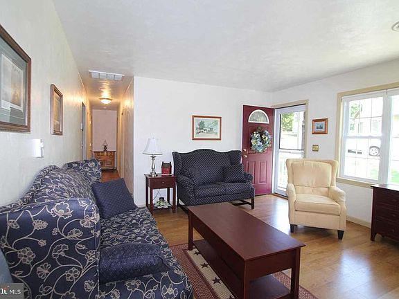 3rd image of 716 Oak Hall St