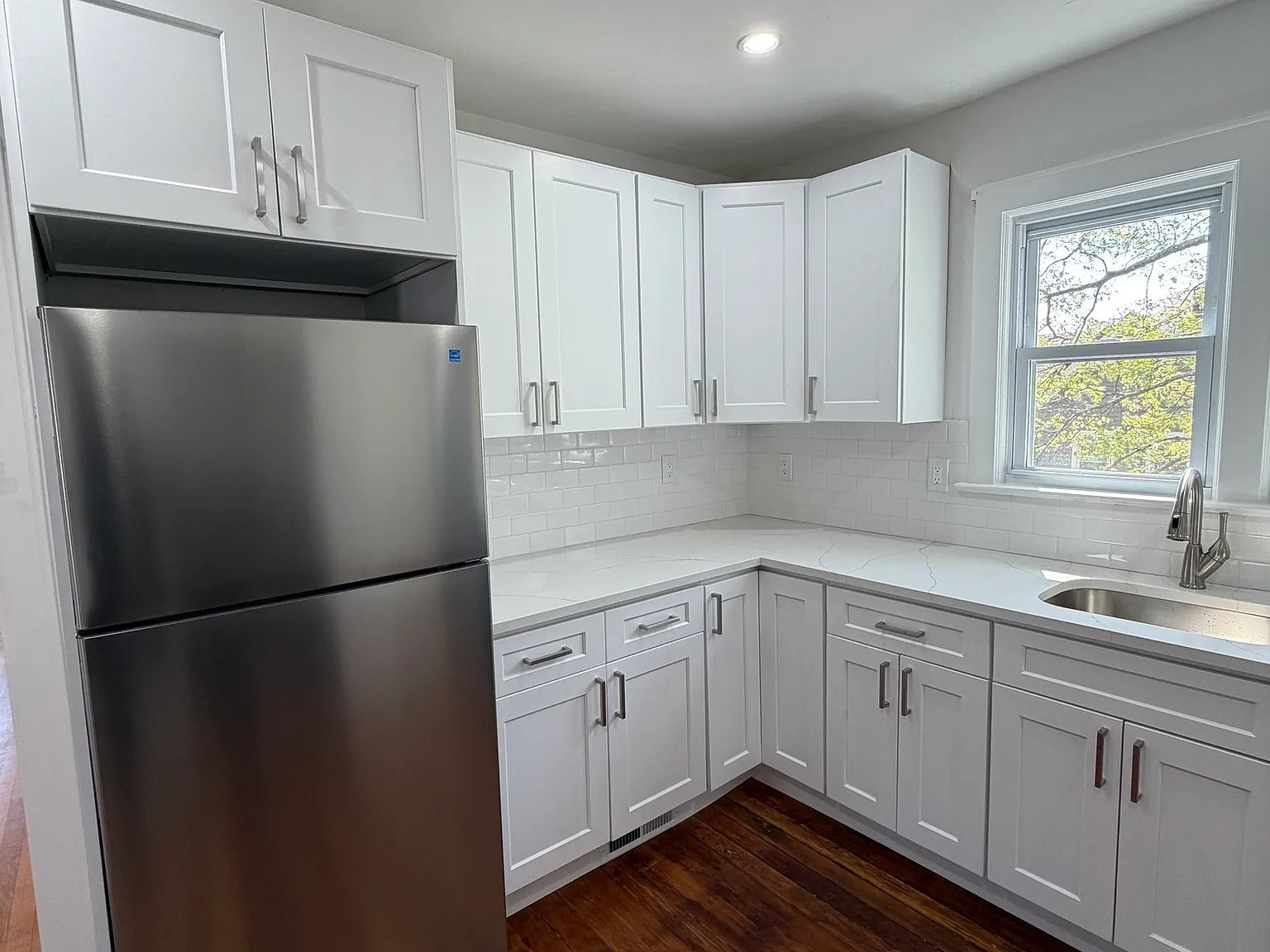 2 bed, 1.0 bath, 2408 sqft, $2,800 — Photo 2