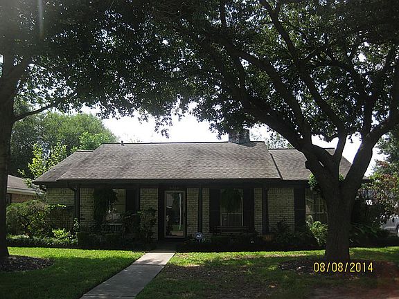 Big beautiful tree at front.
