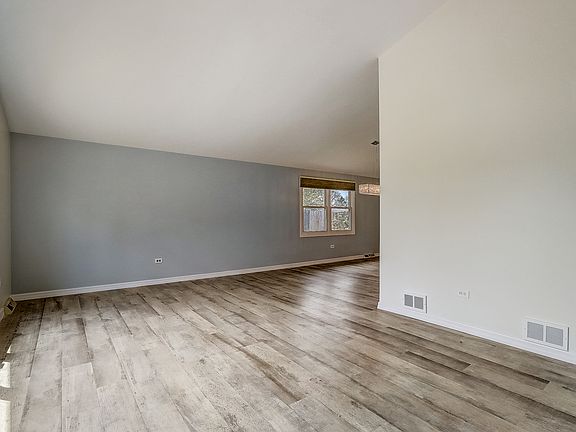 2nd image of 15562 Maple Ct