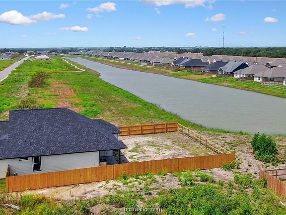 3rd image of 557 Harvest Lake Dr