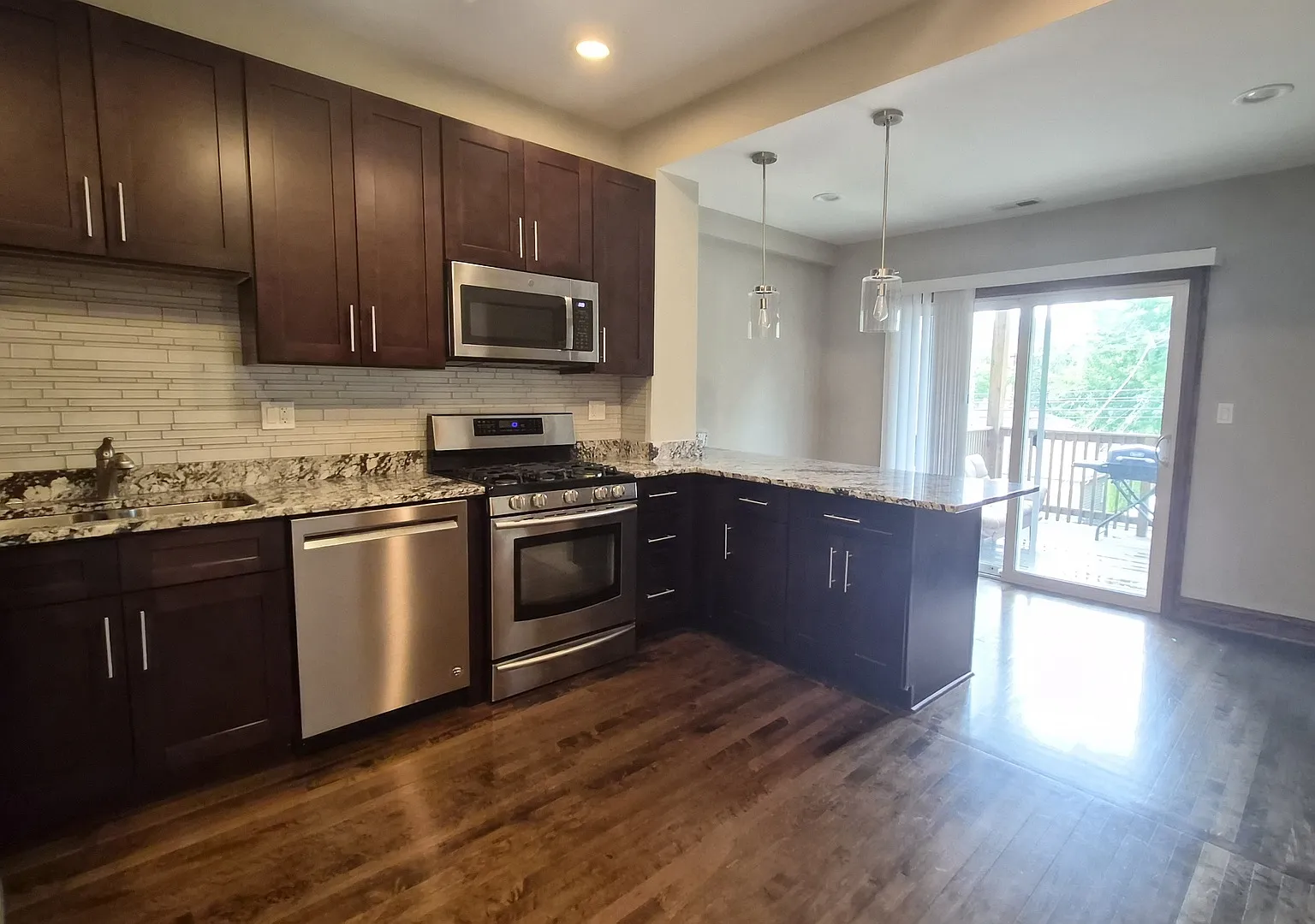 4 bed, $3,200 — Photo 2