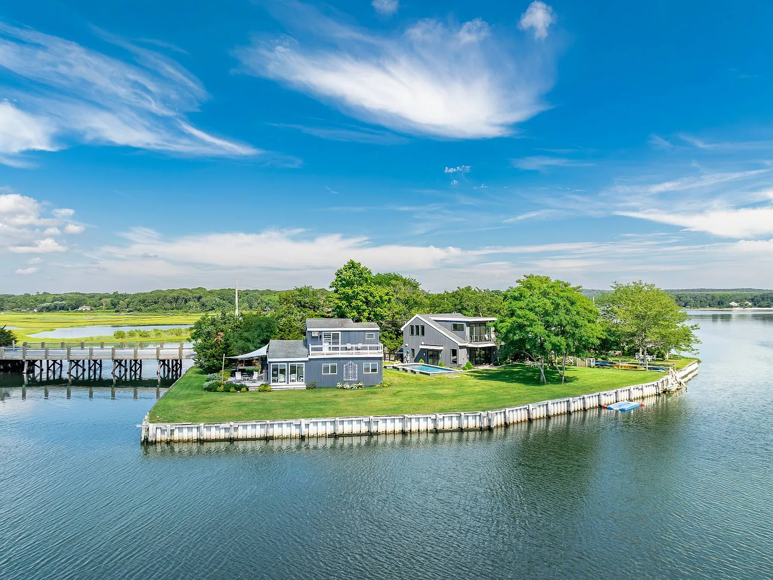 Waterfront Compound with Pool & Beach Access — Photo 3