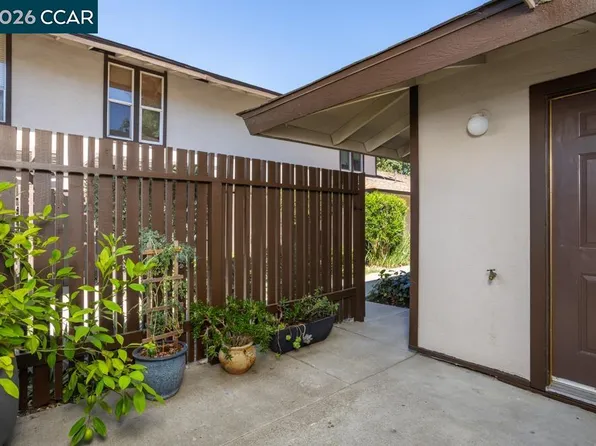 5468 Roundtree Pl APT P, Concord, CA 94521