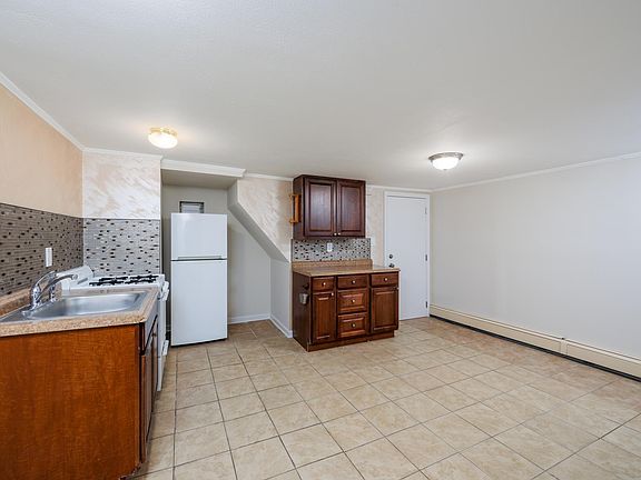 4th image of 558 E Market St Floor 2