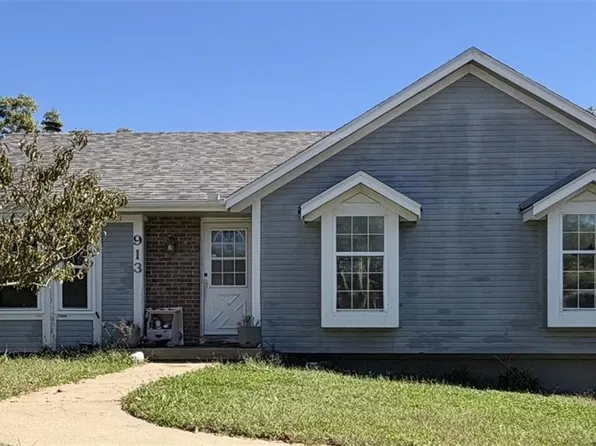 913 NE Barnes Dr, Lees Summit, MO 64086