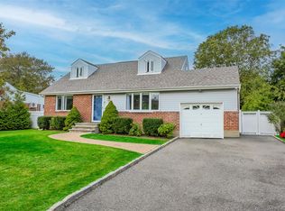 8 Ellsworth Pl, East Northport, NY 11731