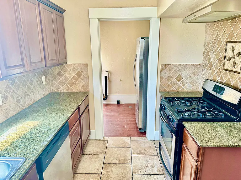 1257 N Thorne Ave — Photo 10