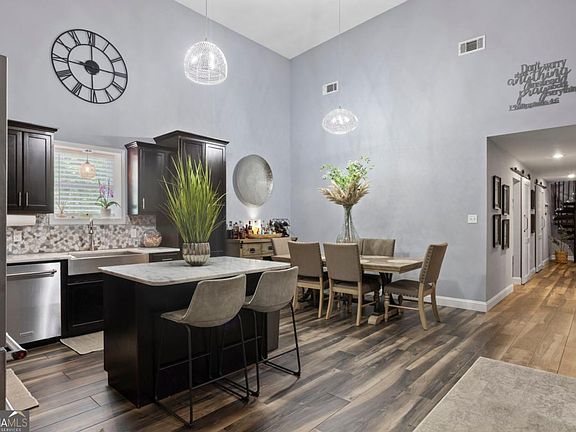 5th image of 4000 Old River Rd S