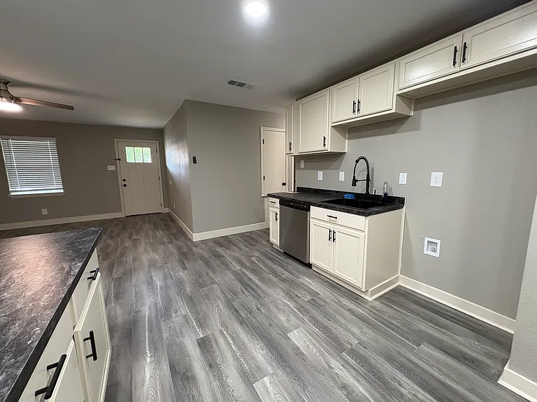 714 Upland Ln — Photo 7