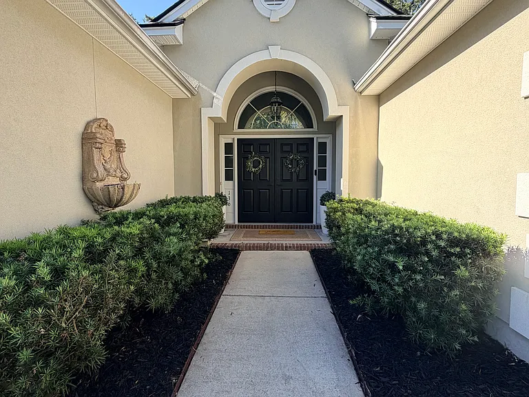 136 Oak Bluff Rd — Photo 2
