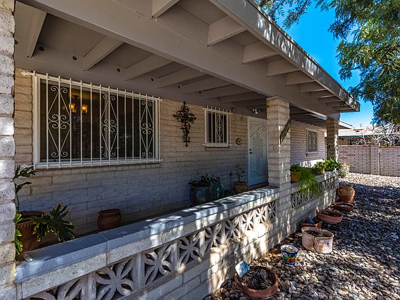 3rd image of 2610 W Calle Paraiso