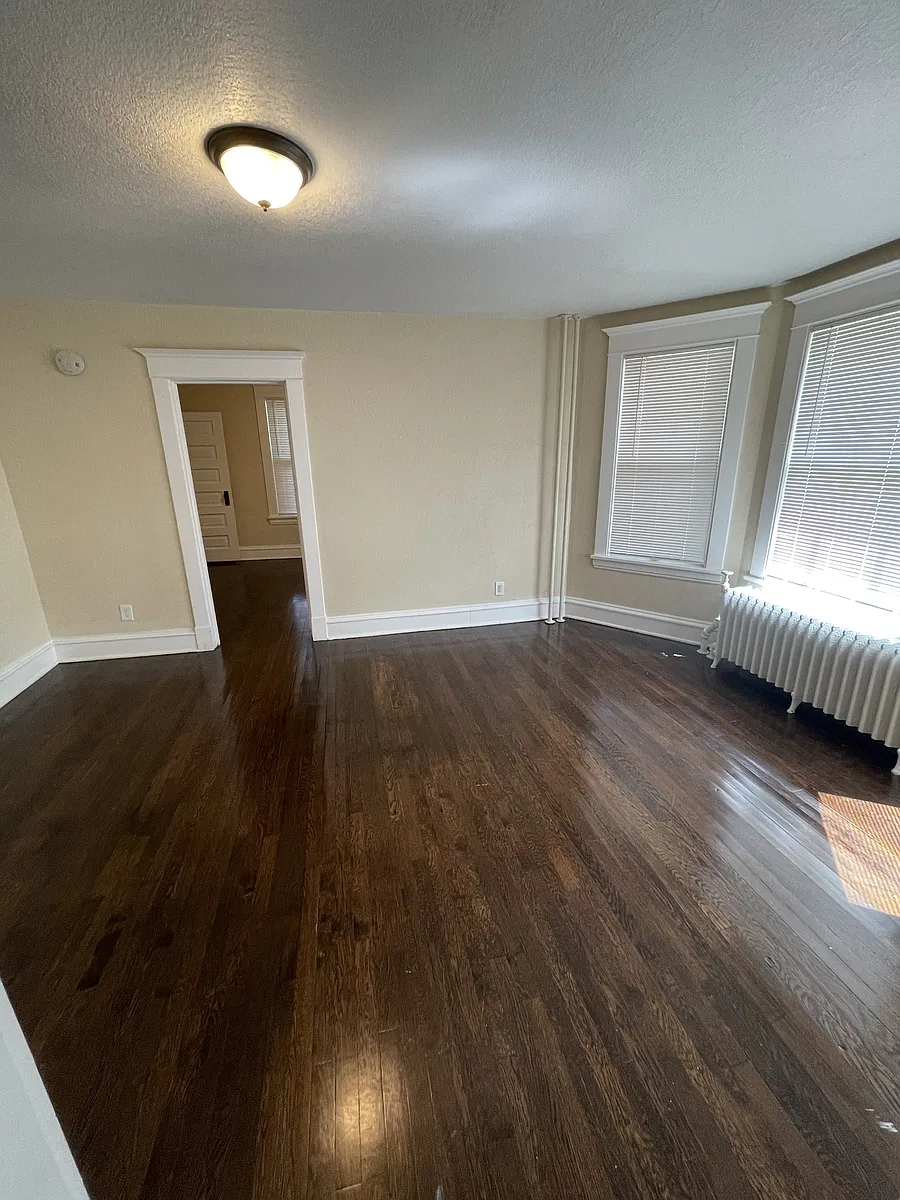 Building Photo - 970 Reaney Ave E #1