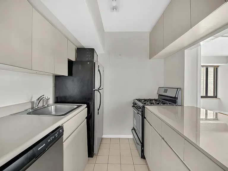 400 E 70th St #1208 — Photo 4