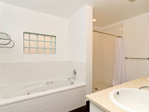 5th image of 3044 N Leavitt St #2
