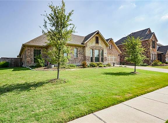 2nd image of 3016 Leslie Dr