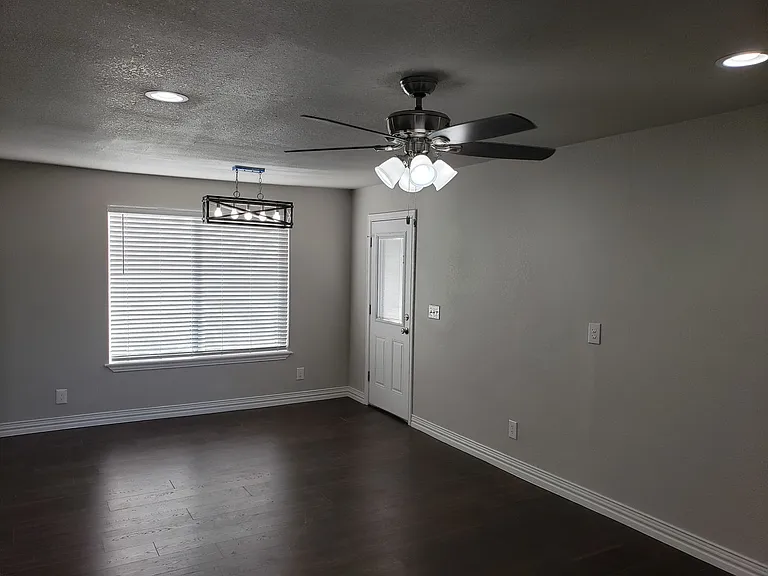 1711 Longview St — Photo 8
