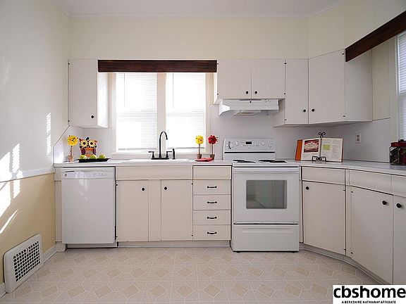 5th image of 5023 Burt St