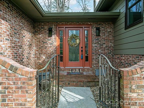 3rd image of 95 Ridgewood Pl