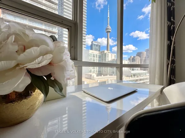 393 King St W #706, Toronto, ON M5V 3G8