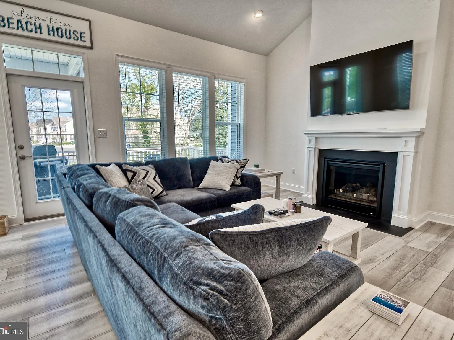 4 bed, 5.0 bath, 4038 sqft, $2,995 — Photo 2